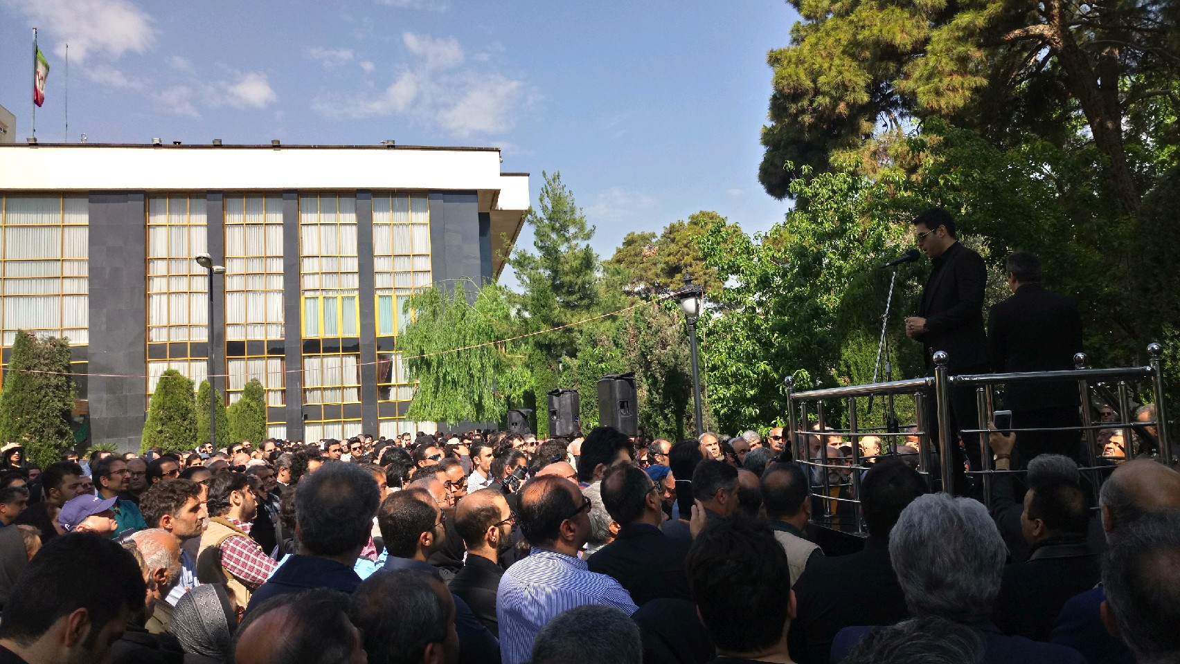 آغاز مراسم تشییع پیکر ناصر چشم آذر