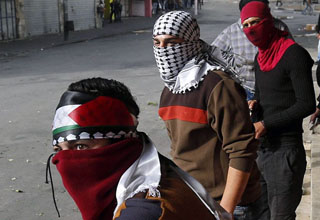 روش جالب جوانان فلسطینی بری مقابله با گاز&zwnj;های اشک&zwnj;آور اسرائیل+فیلم