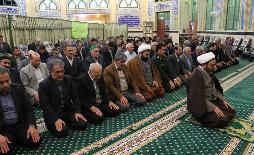 چرا در نماز، خانم&zwnj;ها باید عقب&zwnj;تر از آقایان بایستند؟