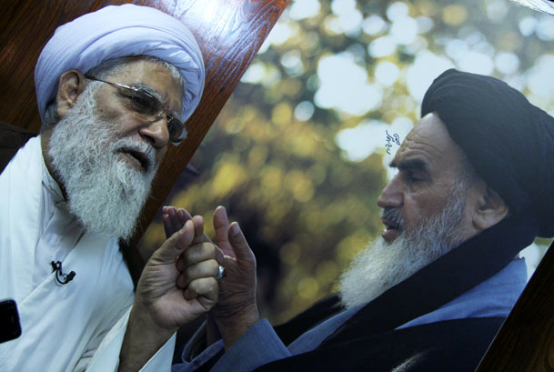 از جزئیات مراسم عمامه گذاری سید احمد خمینی تا کسانی که به تخریب کنندگان بیت امام خط می&zwnj;دهند