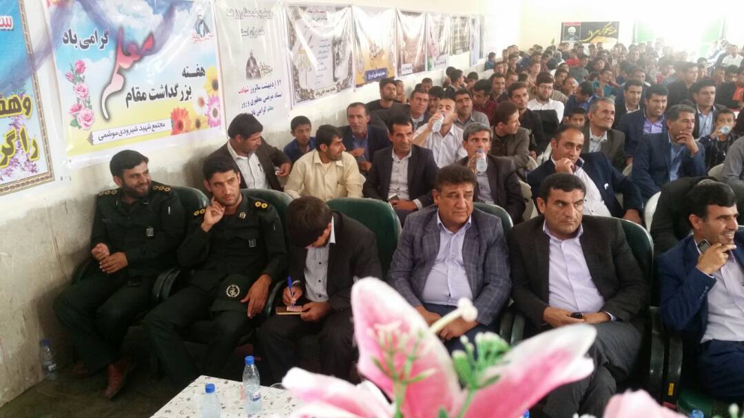 تجلیل از معلمان نمونه چاروسا