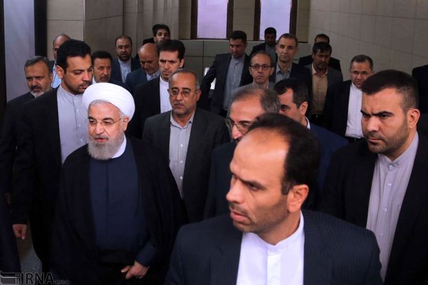 مترو سواری روحانی در مشهد+ تصاویر