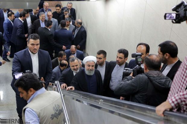 مترو سواری روحانی در مشهد+ تصاویر