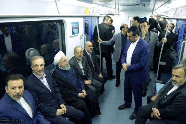 مترو سواری روحانی در مشهد+ تصاویر