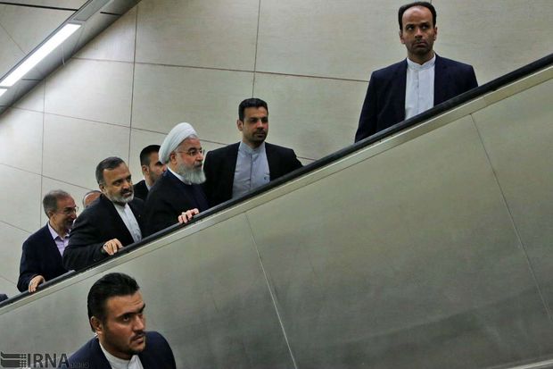 مترو سواری روحانی در مشهد+ تصاویر