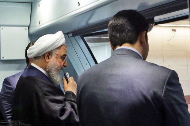 مترو سواری روحانی در مشهد+ تصاویر