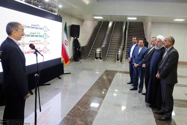 مترو سواری روحانی در مشهد+ تصاویر