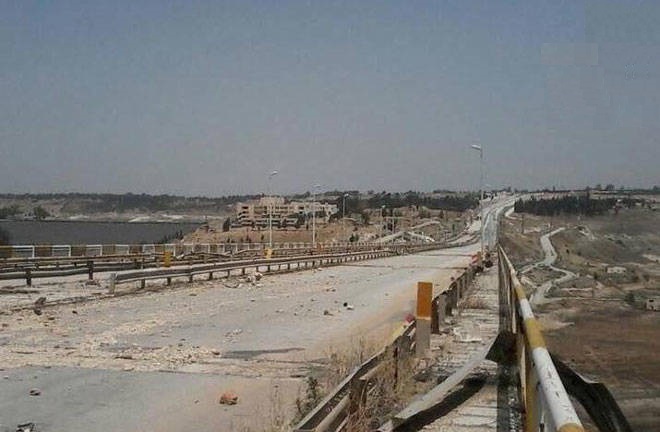 دستان تروریست&zwnj;ها در شمال حمص و جنوب حماه به نشانه تسلیم بالا رفت/ بزرگراه بین&zwnj;المللی &laquo;حمص - حماه&raquo; پس از ۷ سال در آستانه بازگشایی + تصاویر