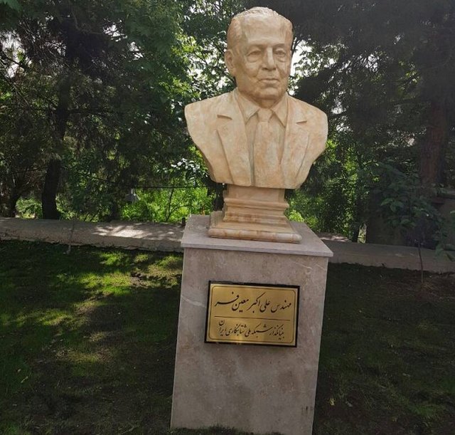 رونمایی از سردیس بنیان&zwnj;گذار شبکه شتاب&zwnj;نگار زلزله در کشور/ بیست دستگاه جدید شتاب&zwnj;نگار زلزله در کشور خریداری شد
