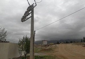 شبکه برق شوش از خسارت تندباد در امان نماند
