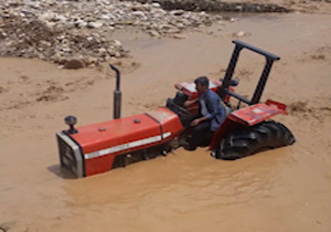 گرفتار شدن تراکتور در سیل روستای 