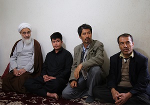 دیدار نماینده ولی فقیه در استان قزوین با خانواده شهید مدافع حرم حسین محمدی