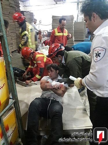 گرفتار شدن کارگر در دستگاه غلطک و برش کارتن + تصاویر گرفتار شدن کارگر در دستگاه غلطک و برش کارتن + تصاویر