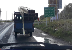 حمل عجیب و خطرناک آهن در جاده شازند! + فیلم