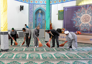 با غبارروبی مساجد به استقبال از ماه رمضان می‌رویم