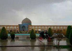 طوفان رعد و برق و رگبار بهاری  در راه استان اصفهان