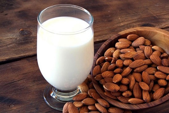 طرز تهیه یک نوشیدنی خوشمزه و مقوی برای کودکان