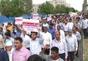 راهپیمایی نمازگزاران بندرعباسی در محکومیت عهد شکنی آمریکا