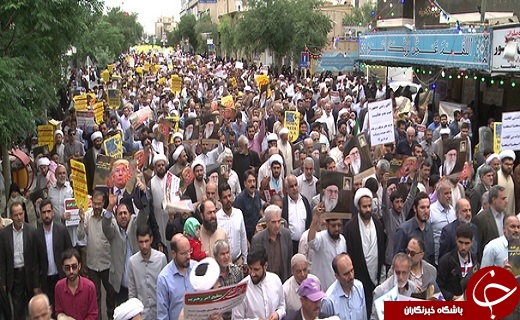 خروش مرگ بر آمریکای نمازگزاران قم طنین انداز شد