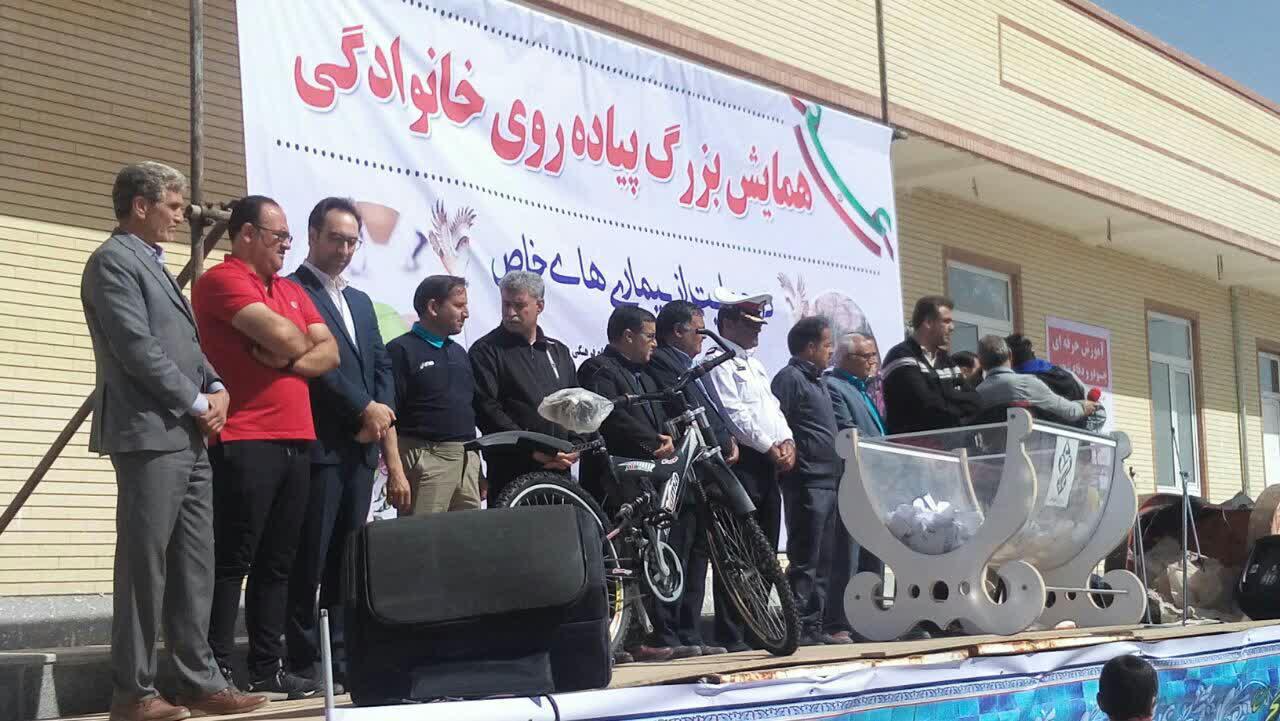 همایش پیاده روی خانوادگی در شهربابک + تصاویر