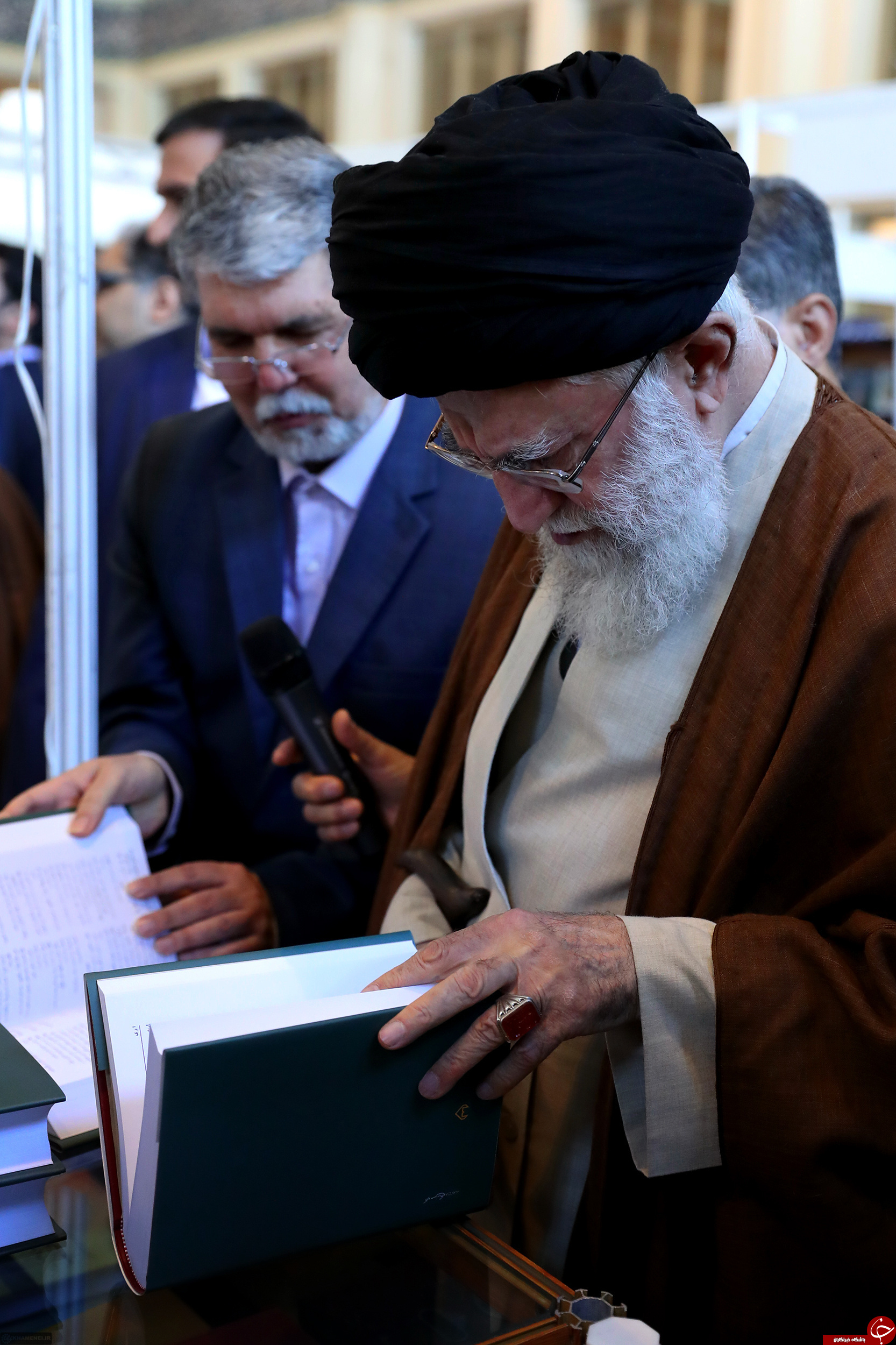 تصاویری از حضور رهبر انقلاب در نمایشگاه بین المللی کتاب تهران