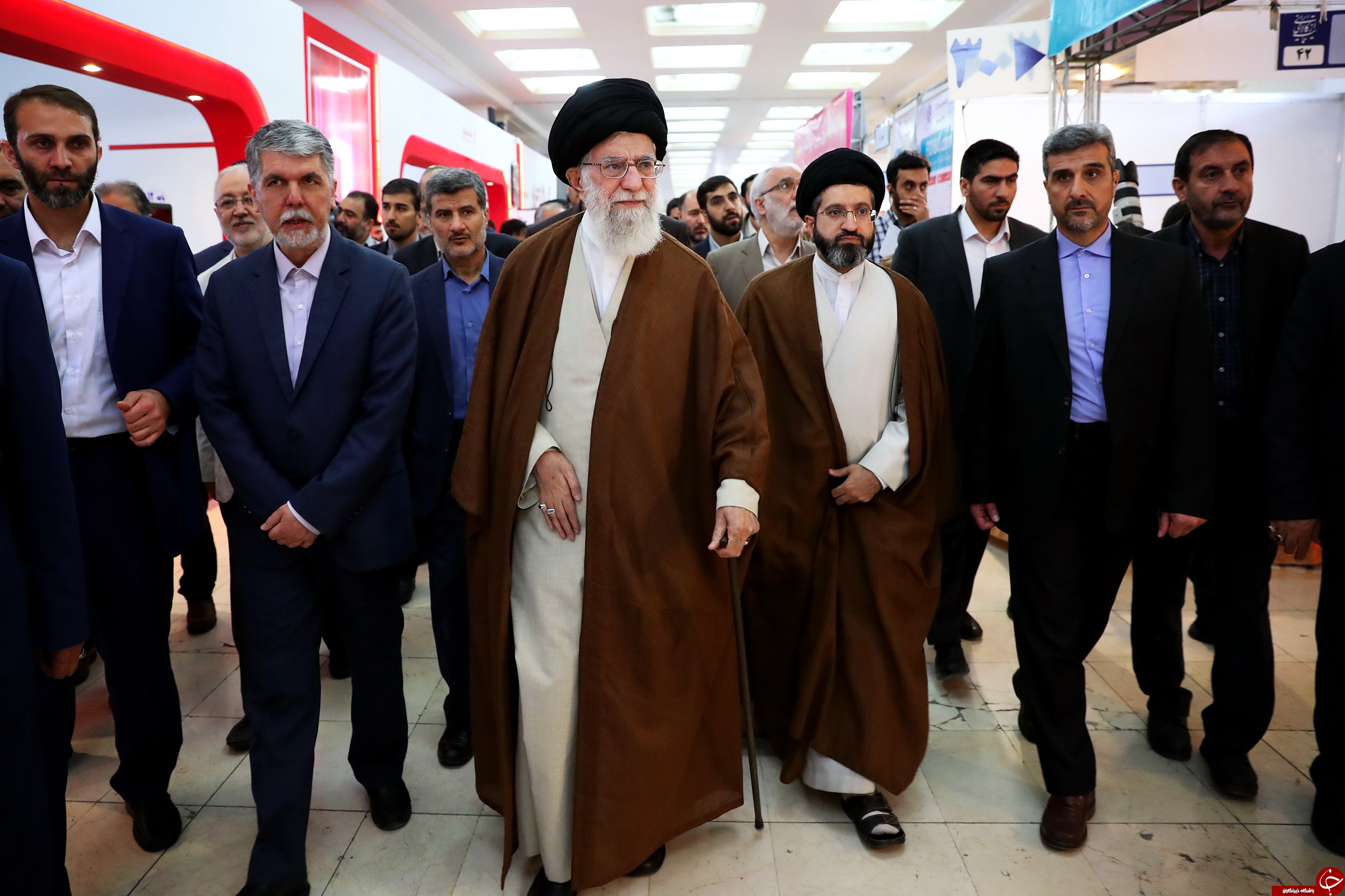 تصاویری از حضور رهبر انقلاب در نمایشگاه بین المللی کتاب تهران