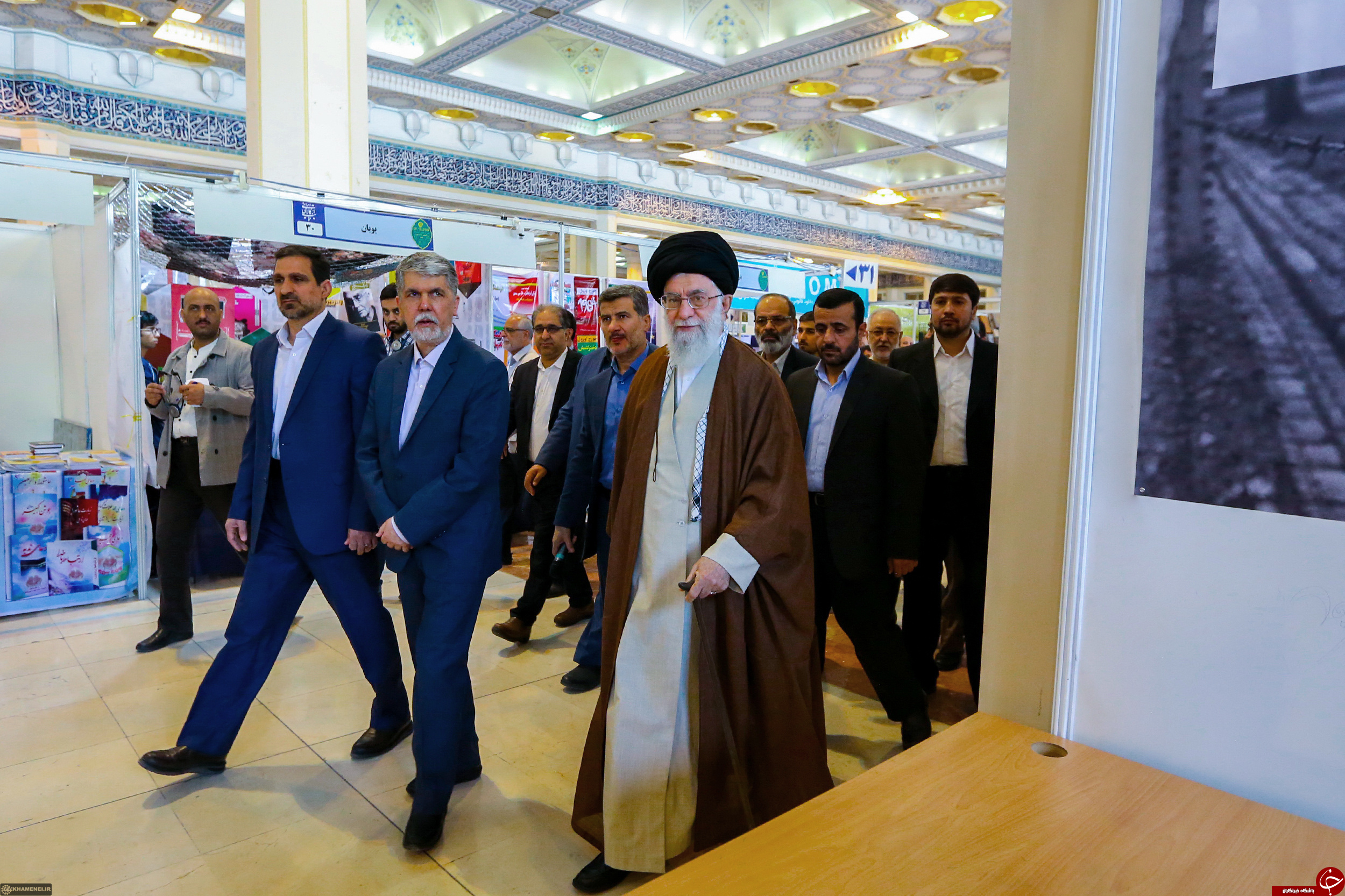 تصاویری از حضور رهبر انقلاب در نمایشگاه بین المللی کتاب تهران