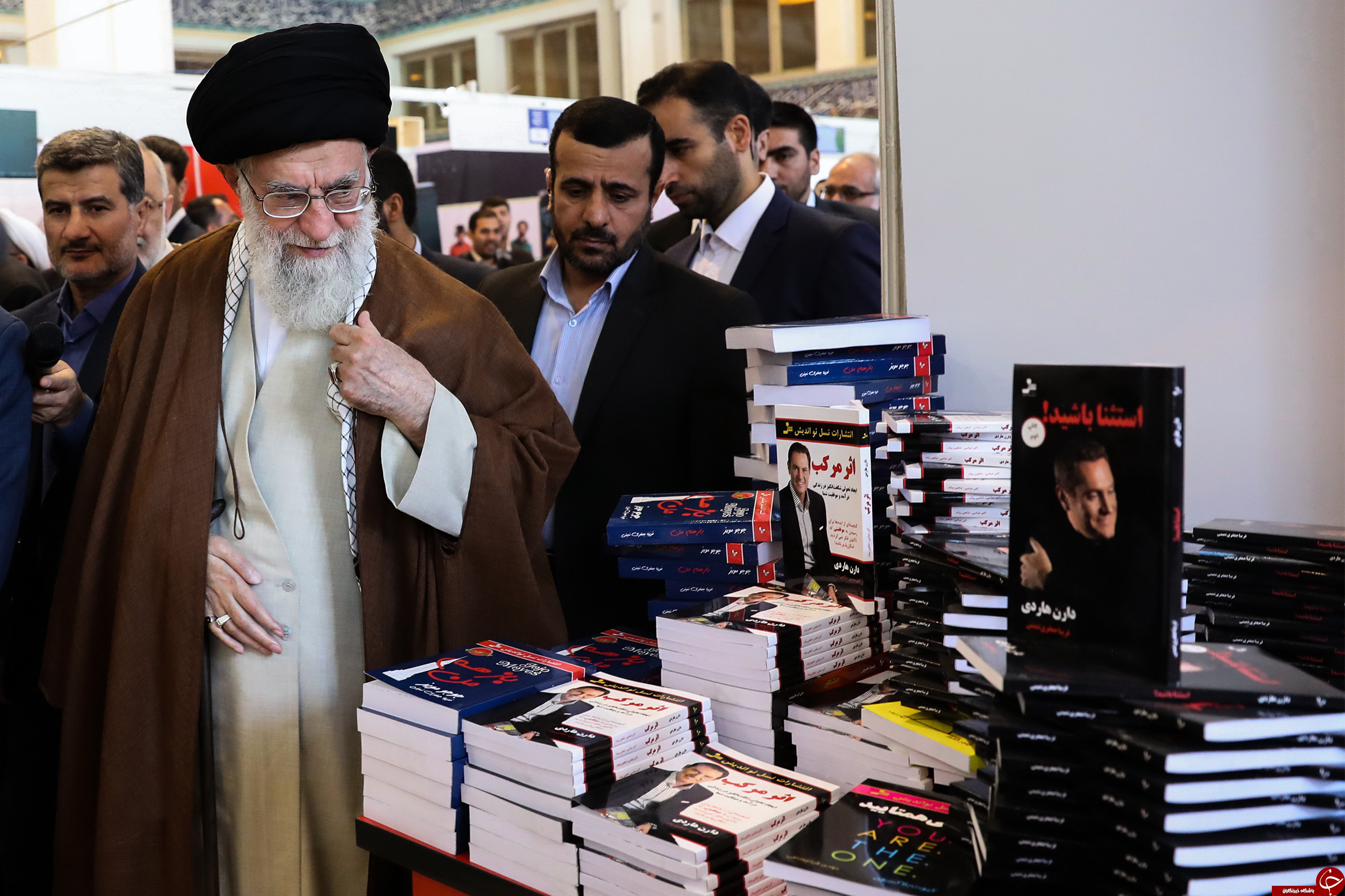 تصاویری از حضور رهبر انقلاب در نمایشگاه بین المللی کتاب تهران
