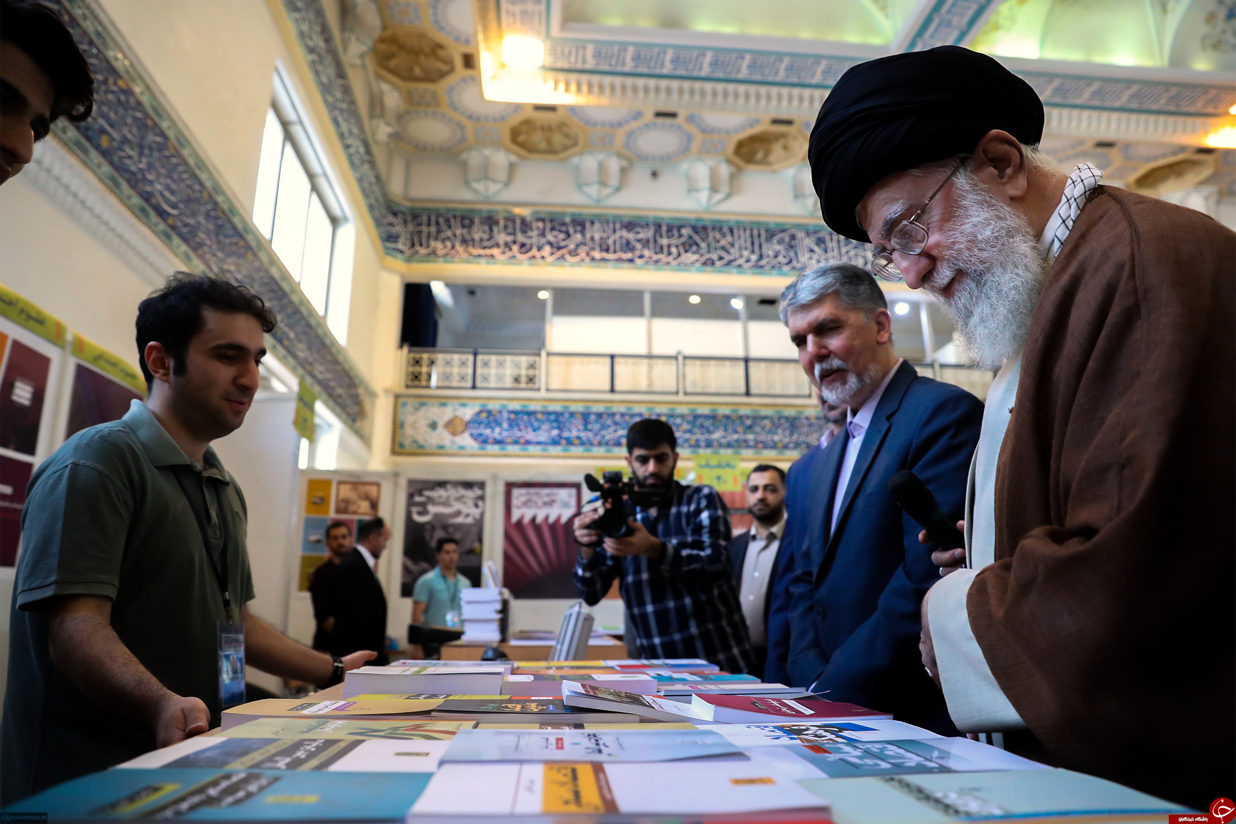 تصاویری از حضور رهبر انقلاب در نمایشگاه بین المللی کتاب تهران