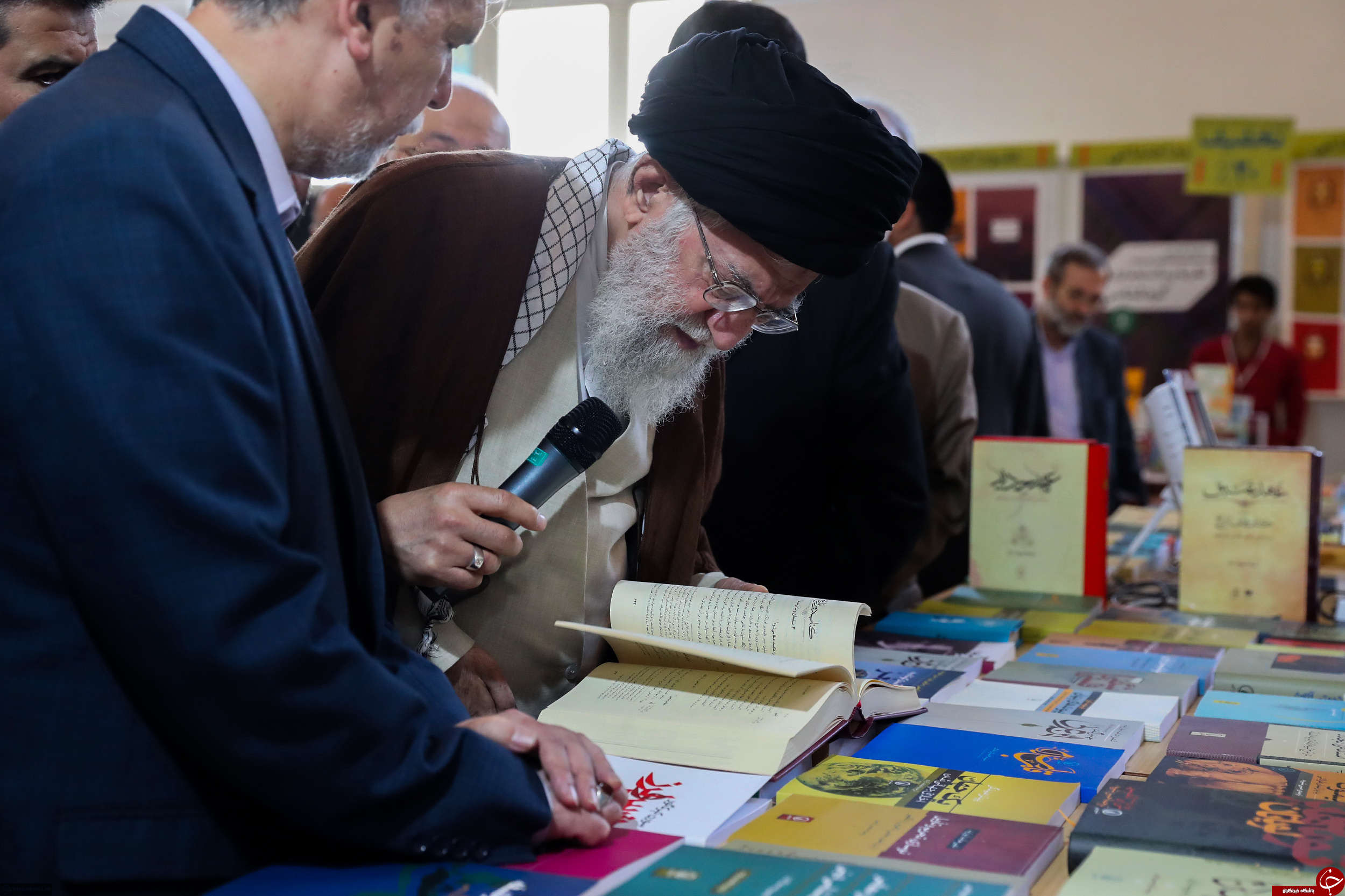تصاویری از حضور رهبر انقلاب در نمایشگاه بین المللی کتاب تهران