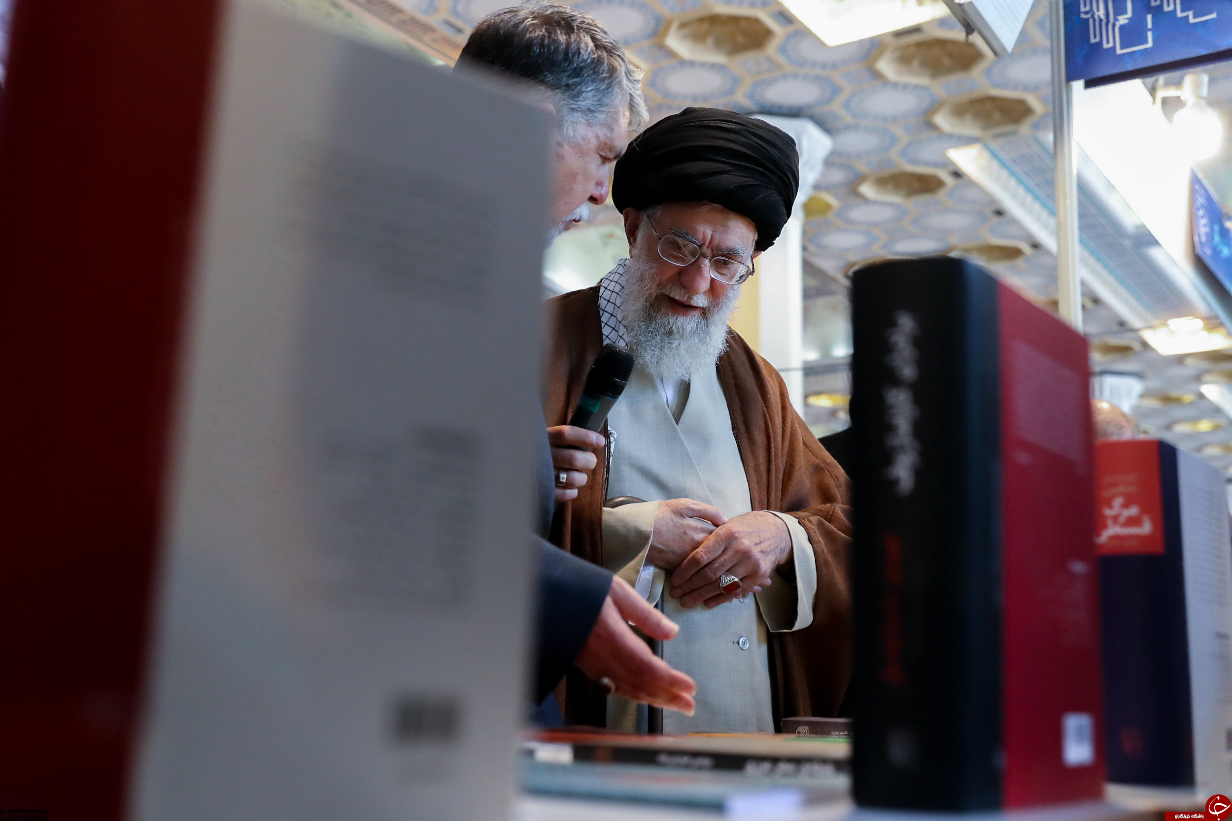 تصاویری از حضور رهبر انقلاب در نمایشگاه بین المللی کتاب تهران