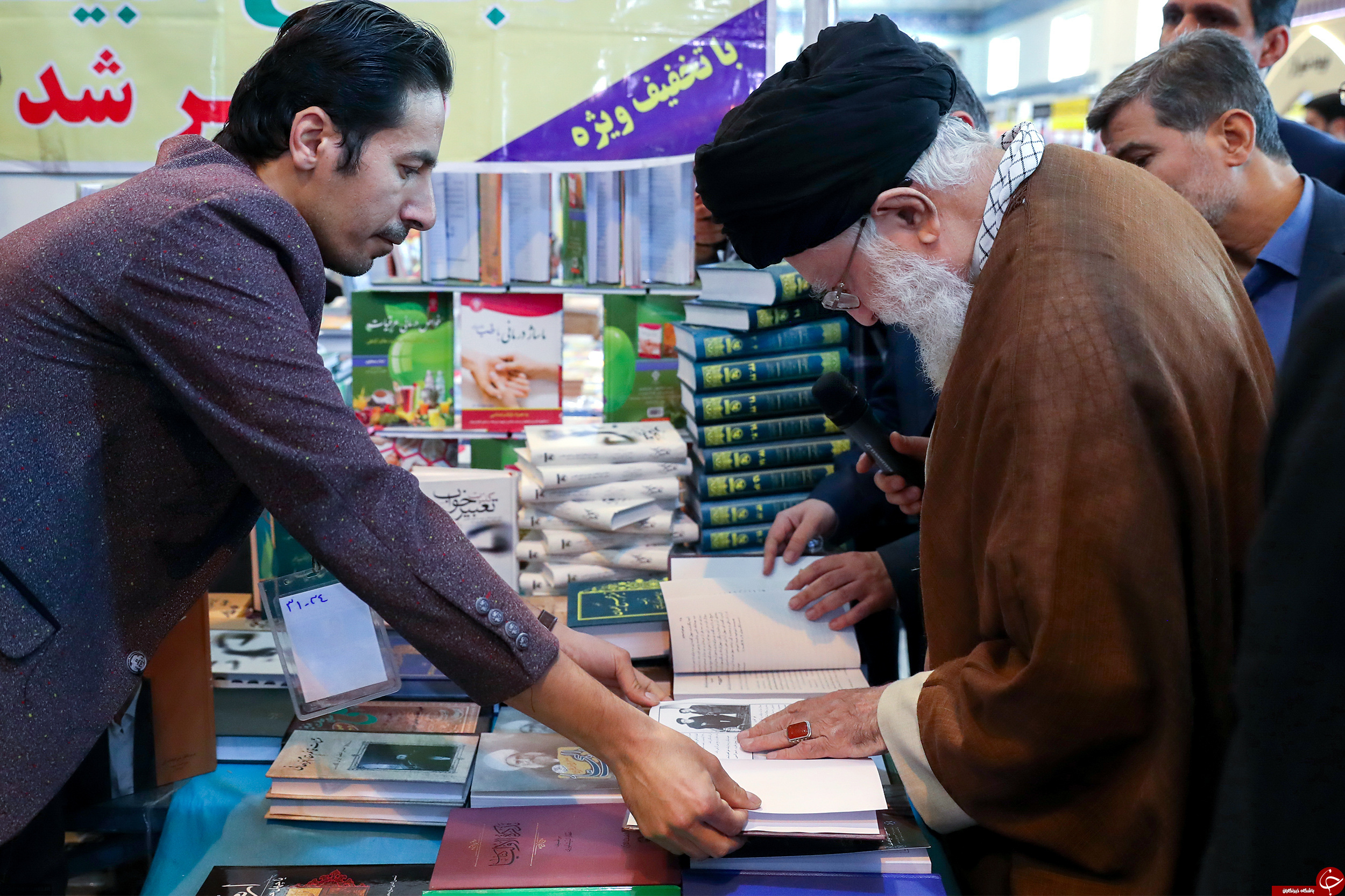 تصاویری از حضور رهبر انقلاب در نمایشگاه بین المللی کتاب تهران