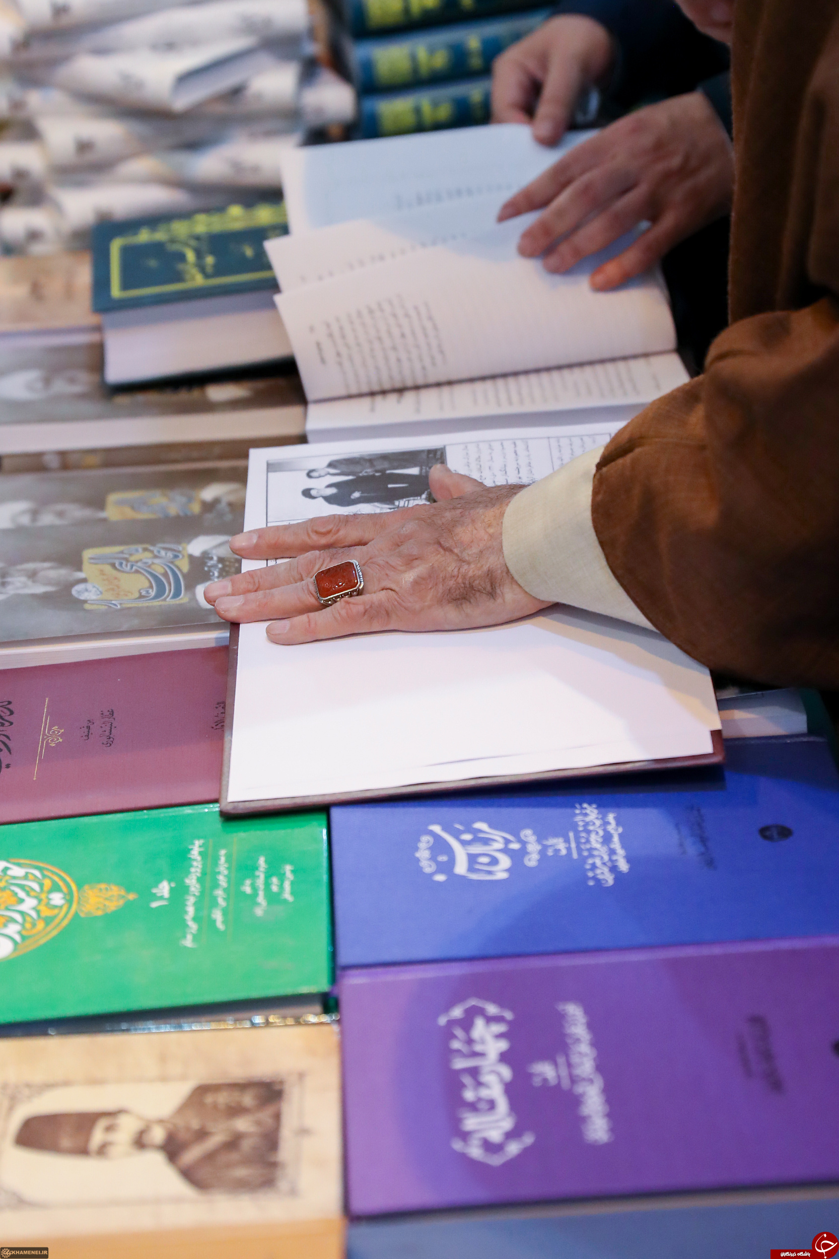تصاویری از حضور رهبر انقلاب در نمایشگاه بین المللی کتاب تهران