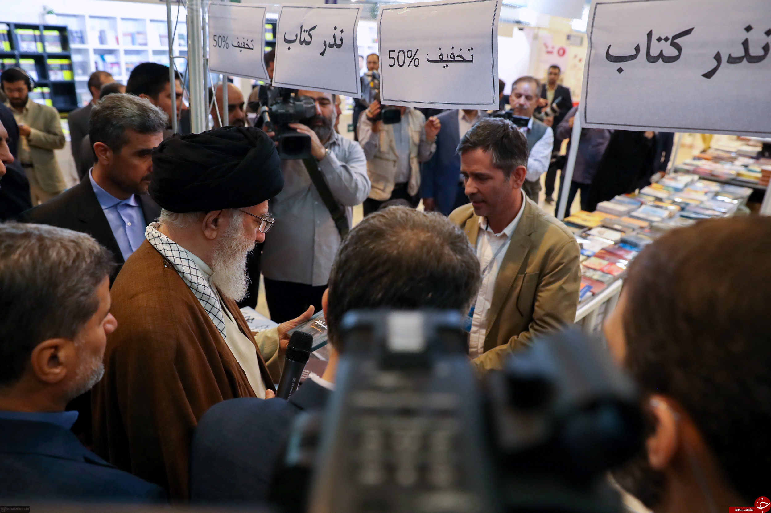 تصاویری از حضور رهبر انقلاب در نمایشگاه بین المللی کتاب تهران