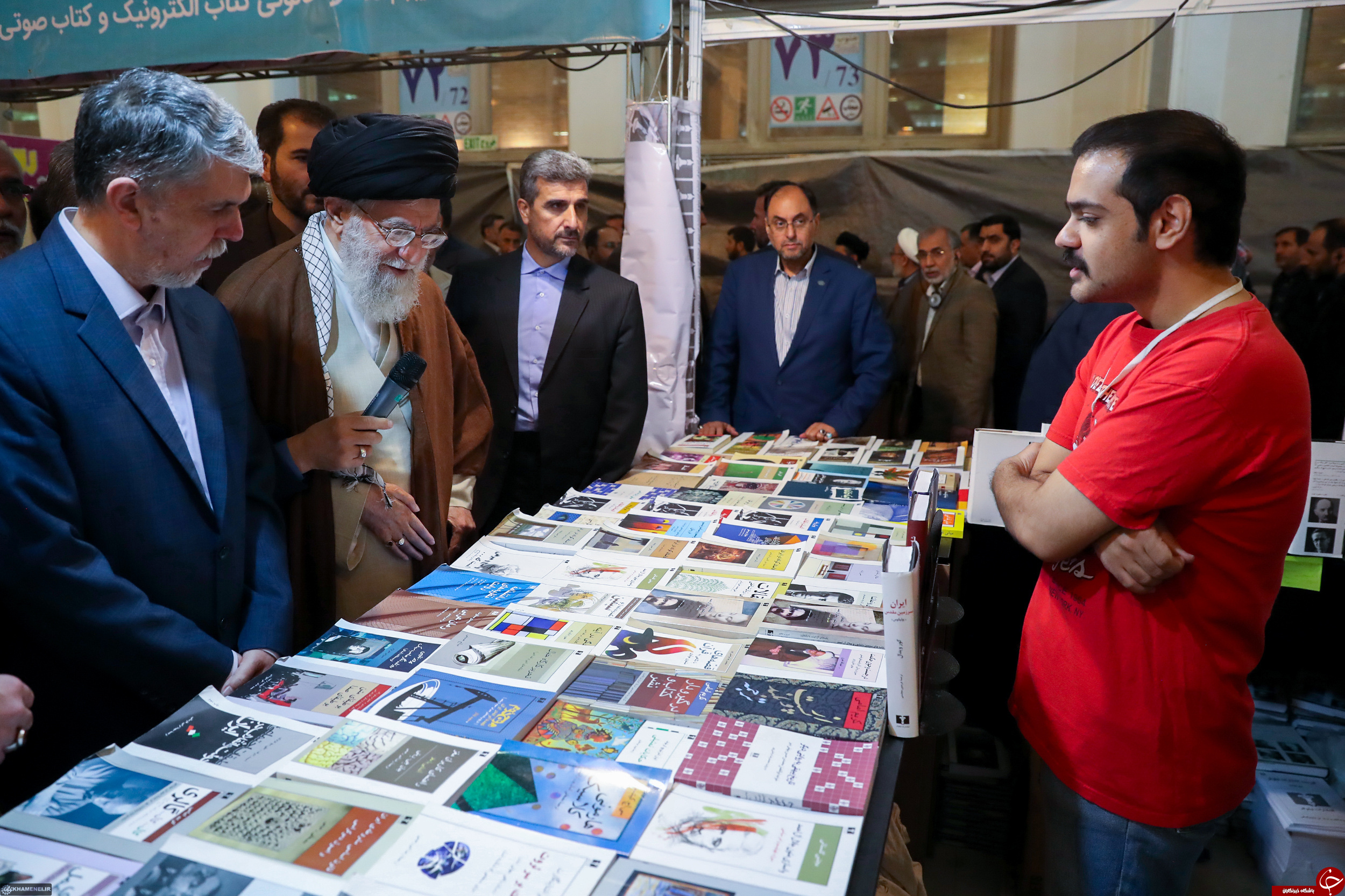 تصاویری از حضور رهبر انقلاب در نمایشگاه بین المللی کتاب تهران