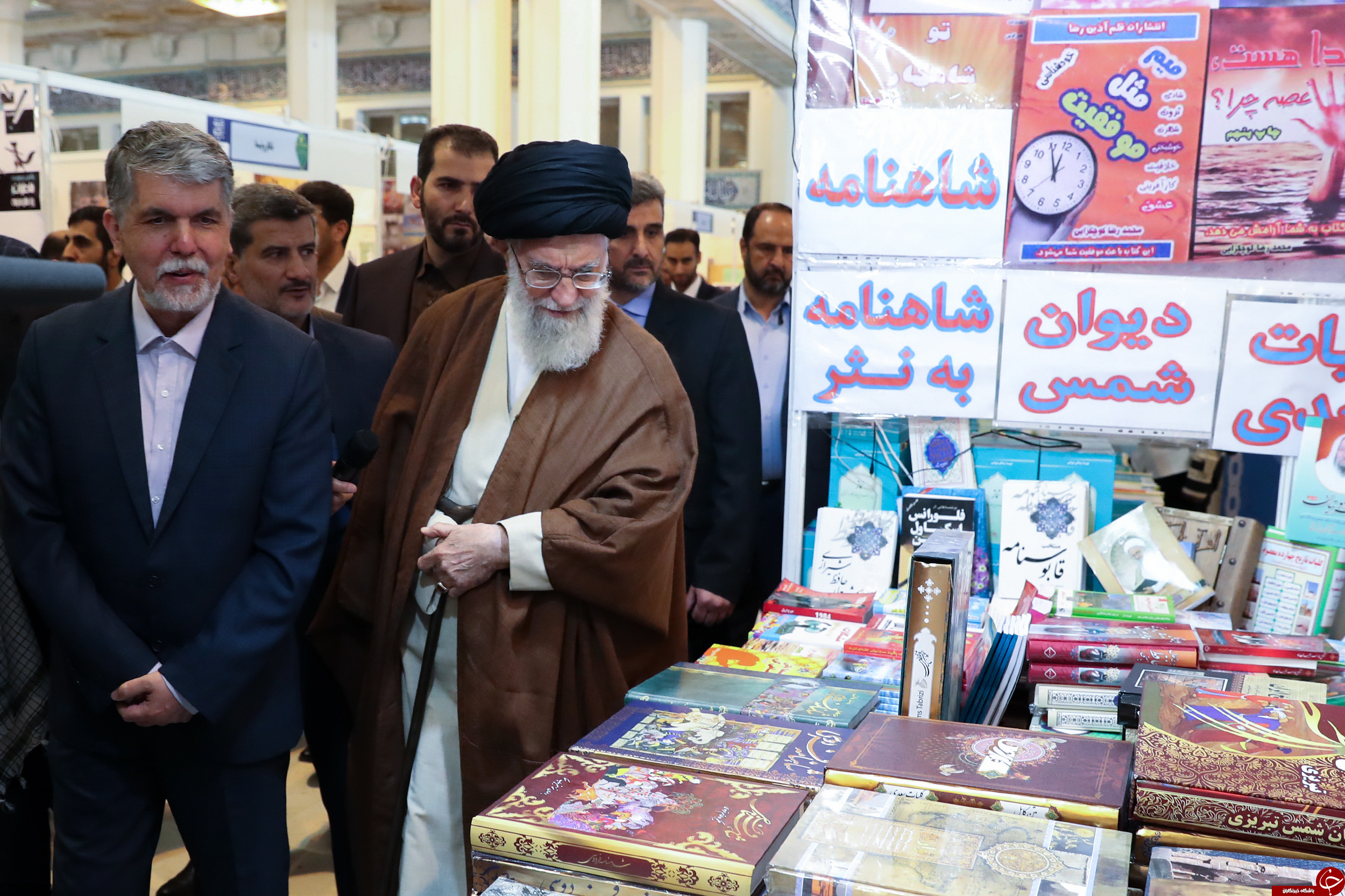 تصاویری از حضور رهبر انقلاب در نمایشگاه بین المللی کتاب تهران