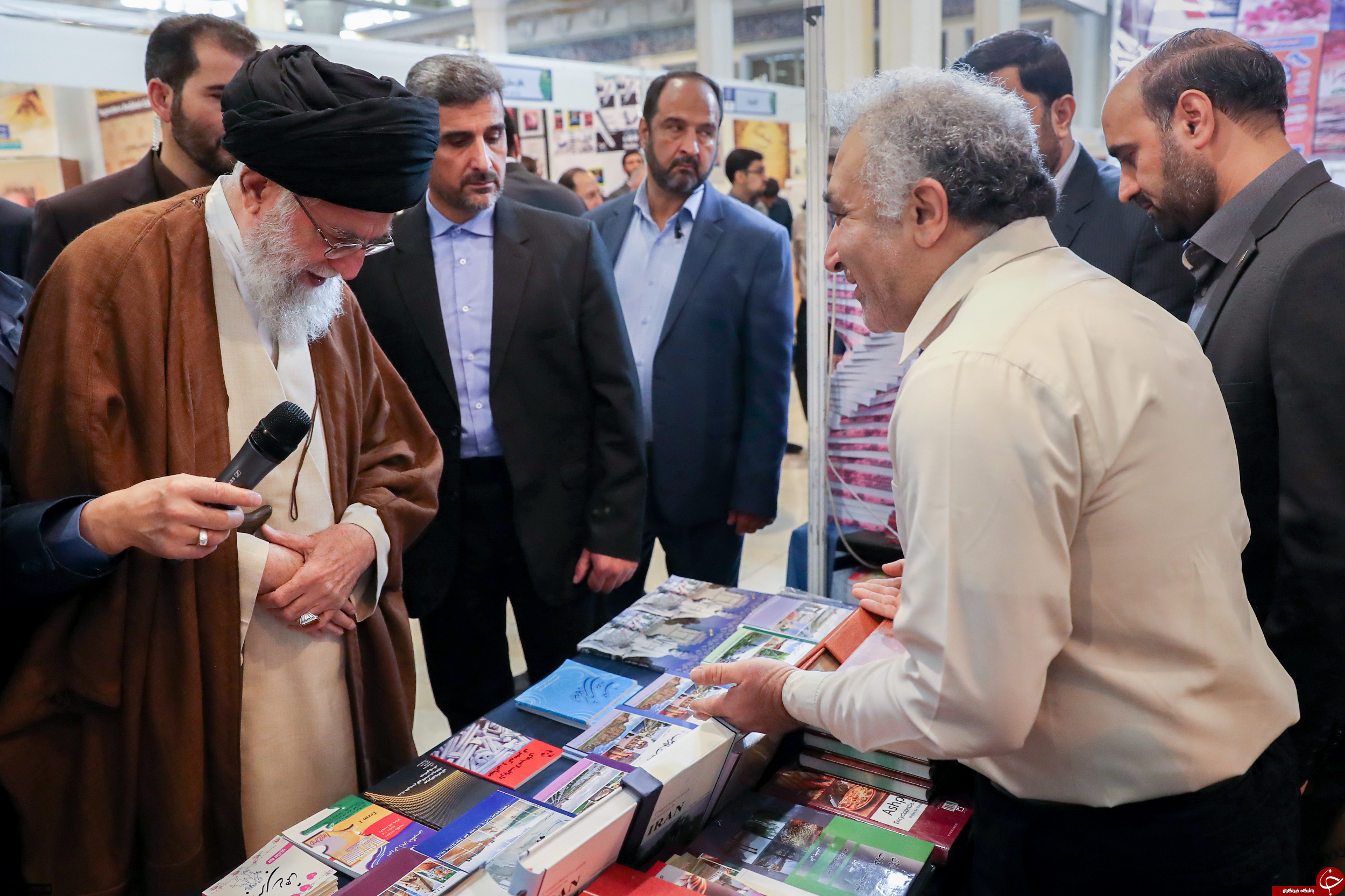 تصاویری از حضور رهبر انقلاب در نمایشگاه بین المللی کتاب تهران