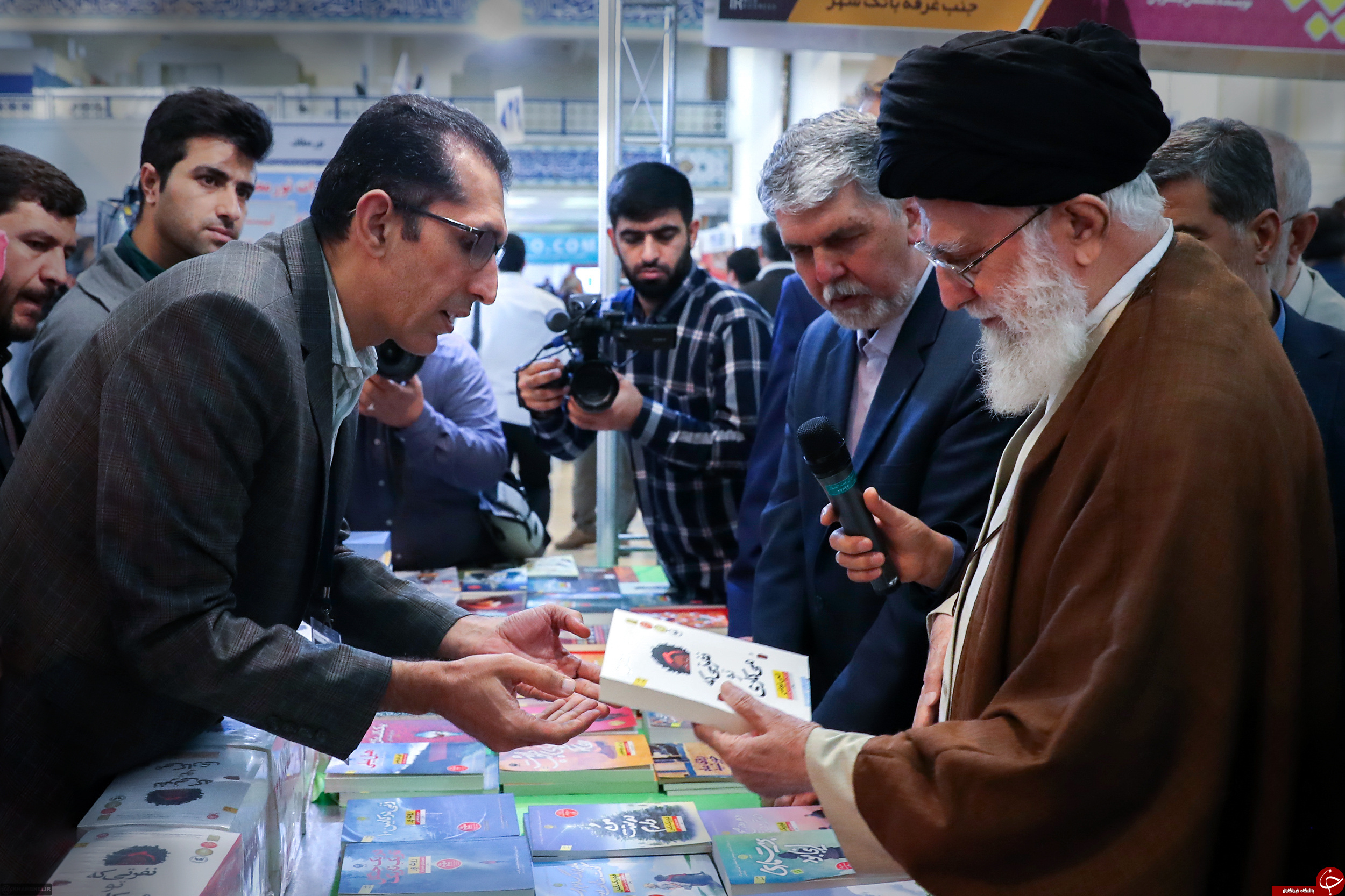 تصاویری از حضور رهبر انقلاب در نمایشگاه بین المللی کتاب تهران