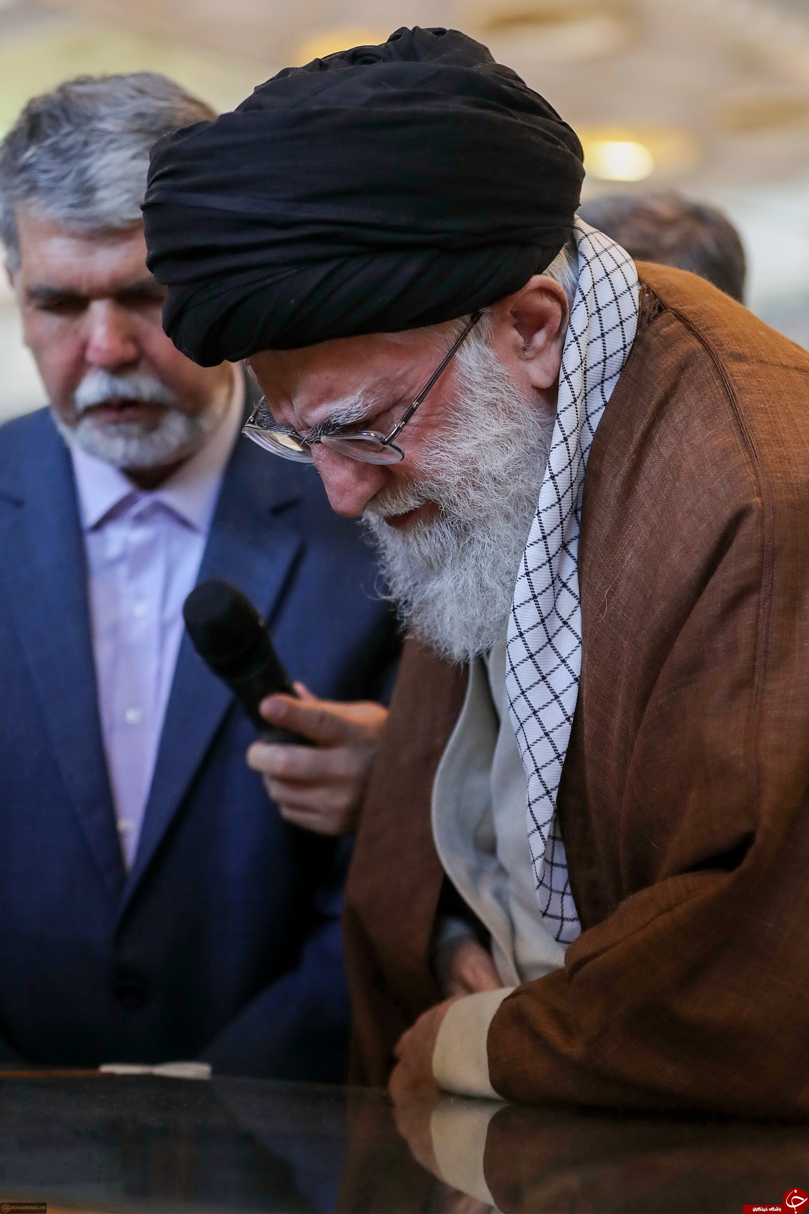 تصاویری از حضور رهبر انقلاب در نمایشگاه بین المللی کتاب تهران
