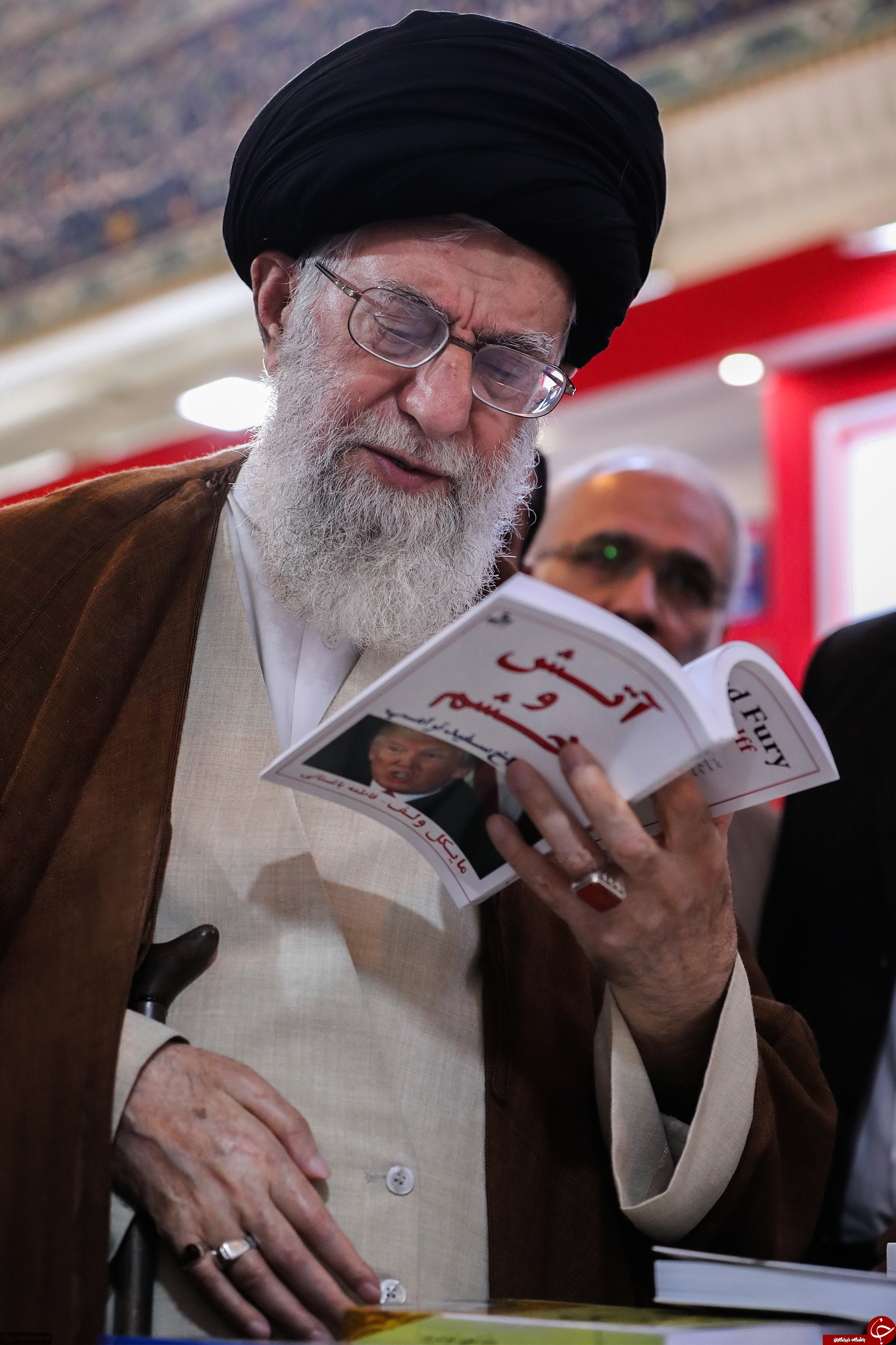تصاویری از حضور رهبر انقلاب در نمایشگاه بین المللی کتاب تهران