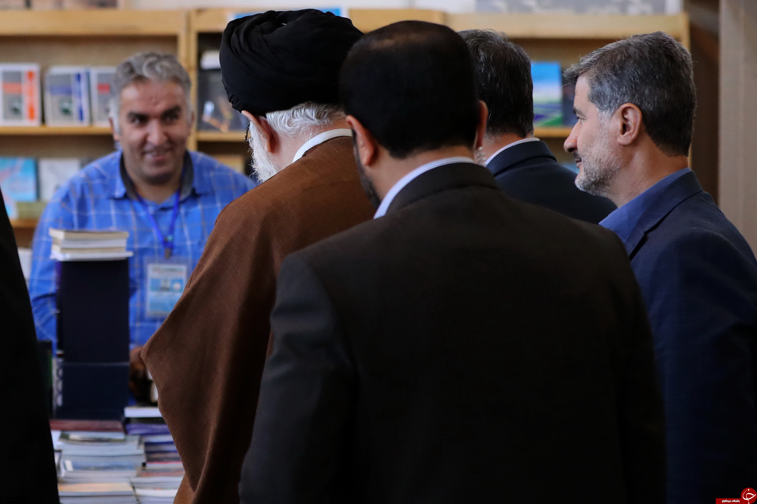 تصاویری از حضور رهبر انقلاب در نمایشگاه بین المللی کتاب تهران