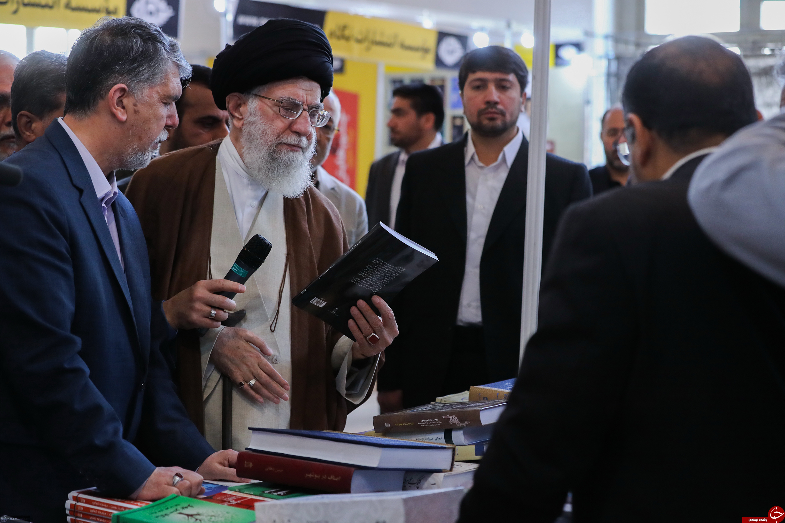تصاویری از حضور رهبر انقلاب در نمایشگاه بین المللی کتاب تهران