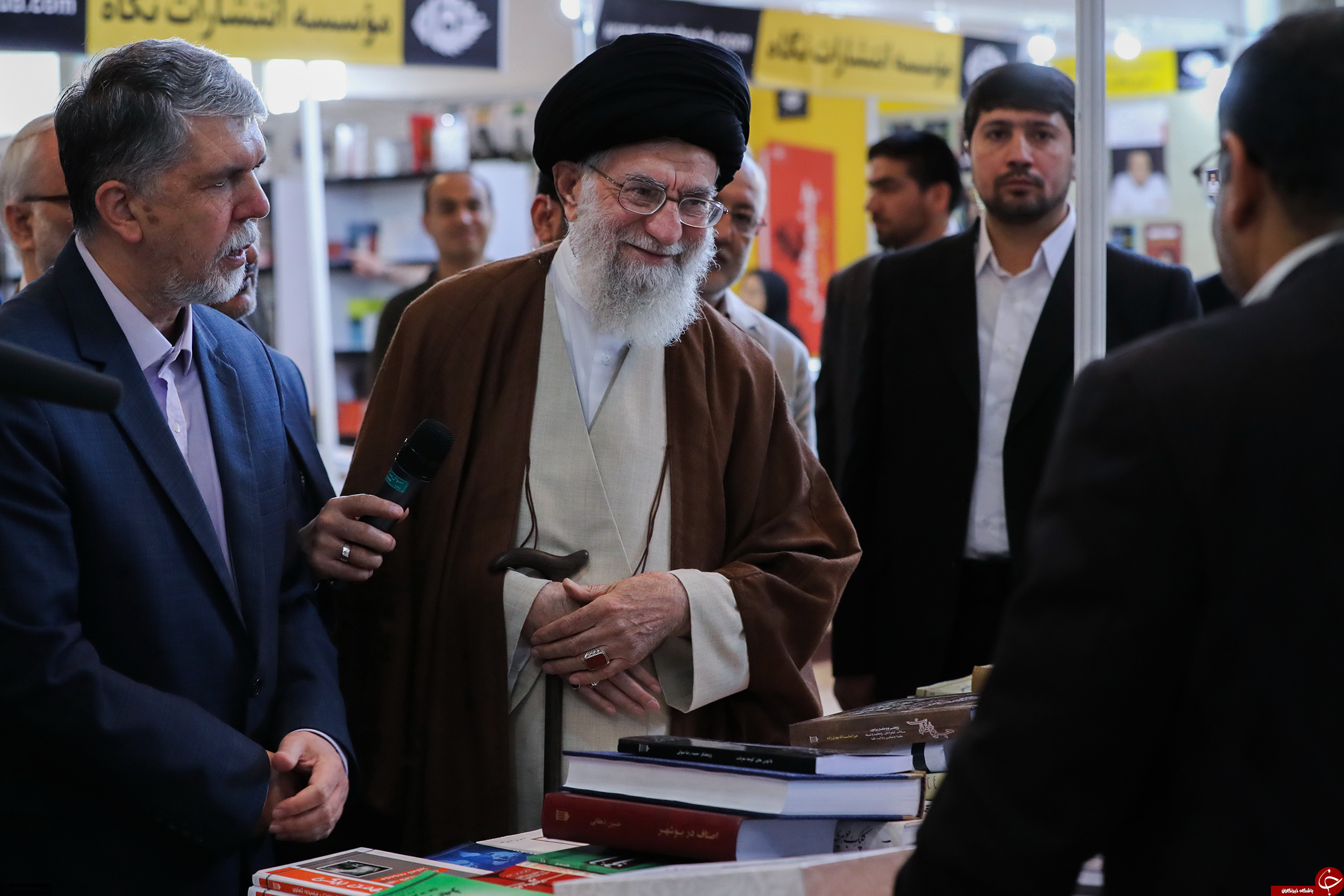 تصاویری از حضور رهبر انقلاب در نمایشگاه بین المللی کتاب تهران