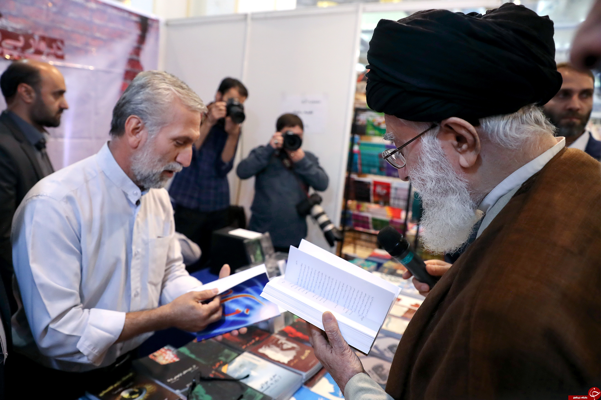 تصاویری از حضور رهبر انقلاب در نمایشگاه بین المللی کتاب تهران