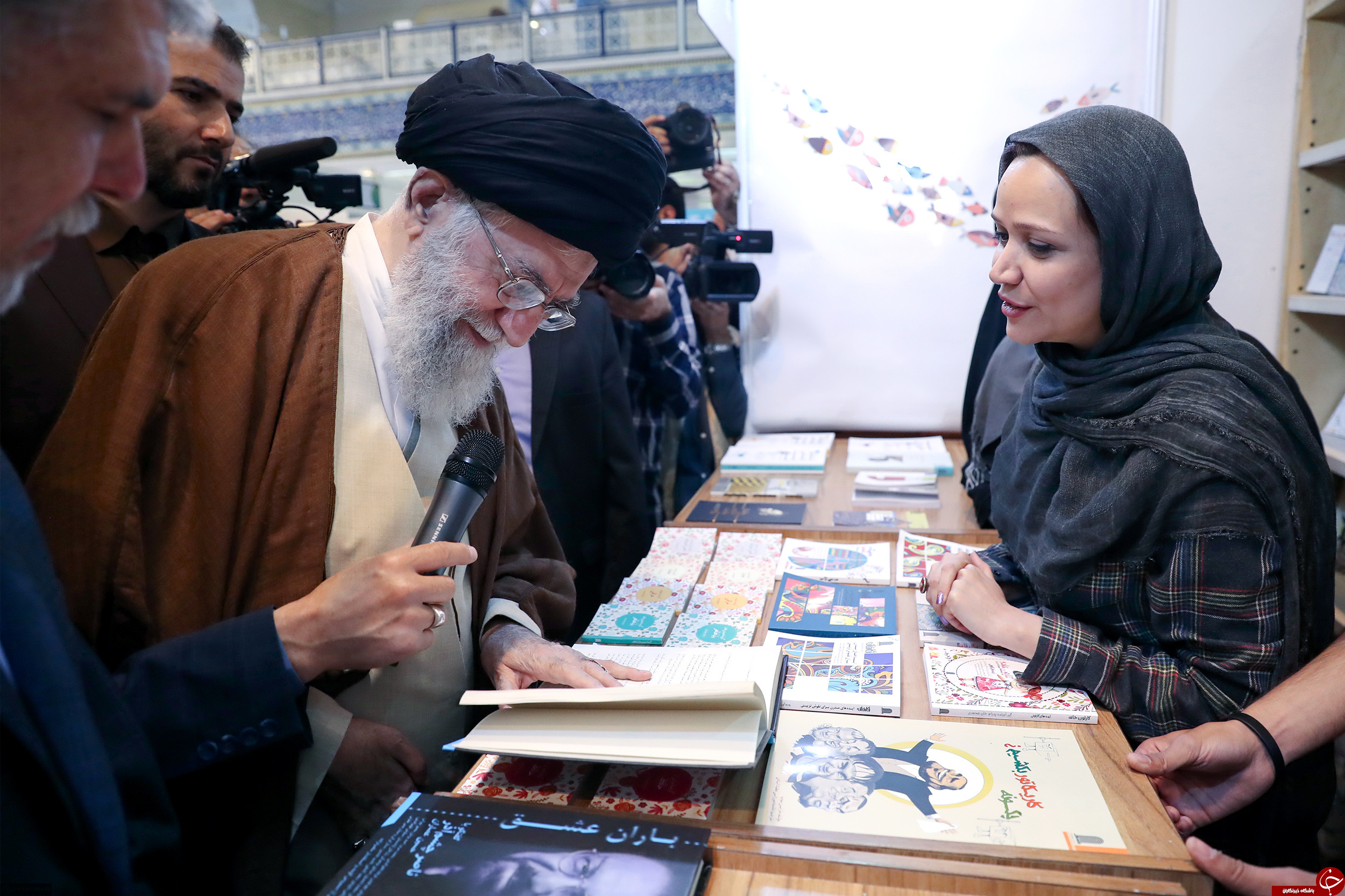 تصاویری از حضور رهبر انقلاب در نمایشگاه بین المللی کتاب تهران