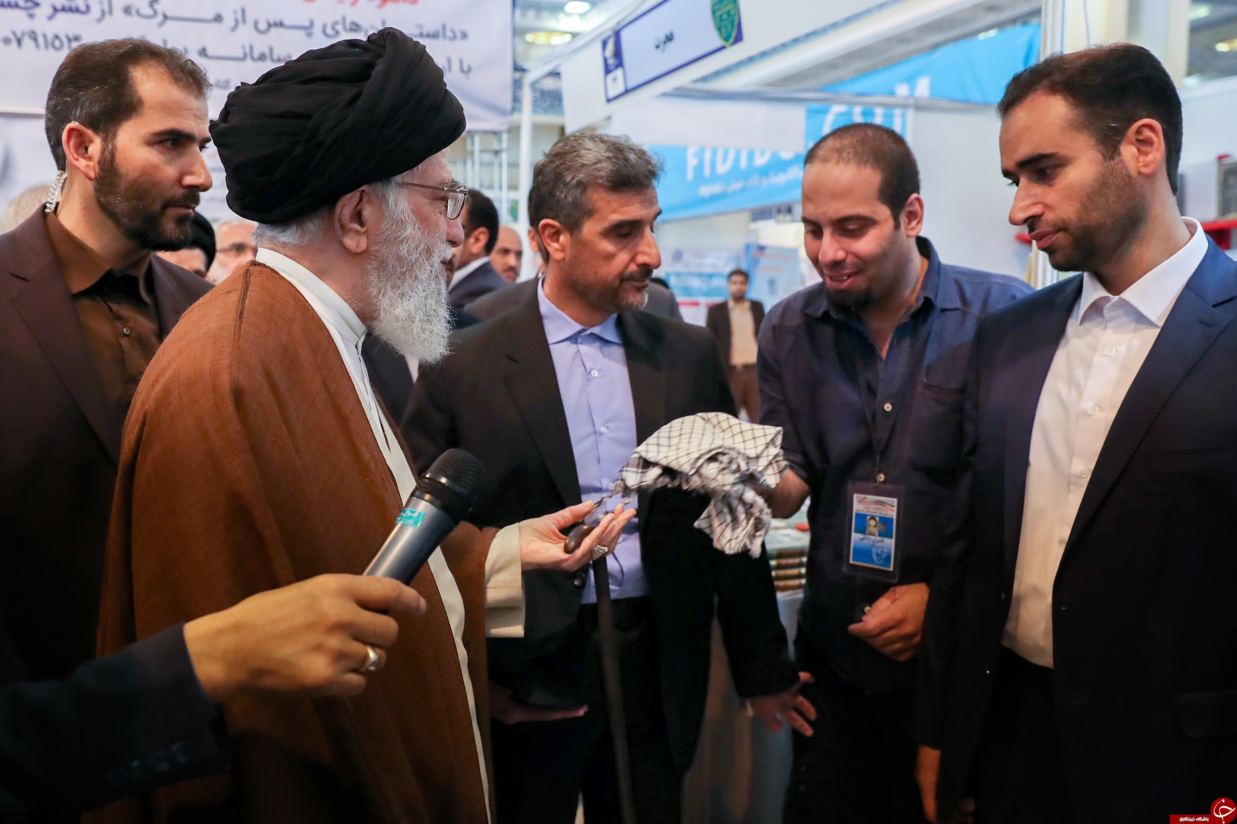 تصاویری از حضور رهبر انقلاب در نمایشگاه بین المللی کتاب تهران