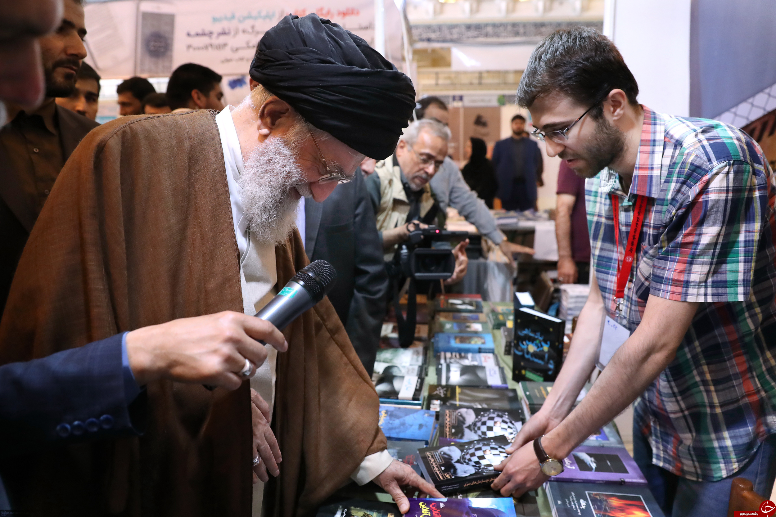 تصاویری از حضور رهبر انقلاب در نمایشگاه بین المللی کتاب تهران