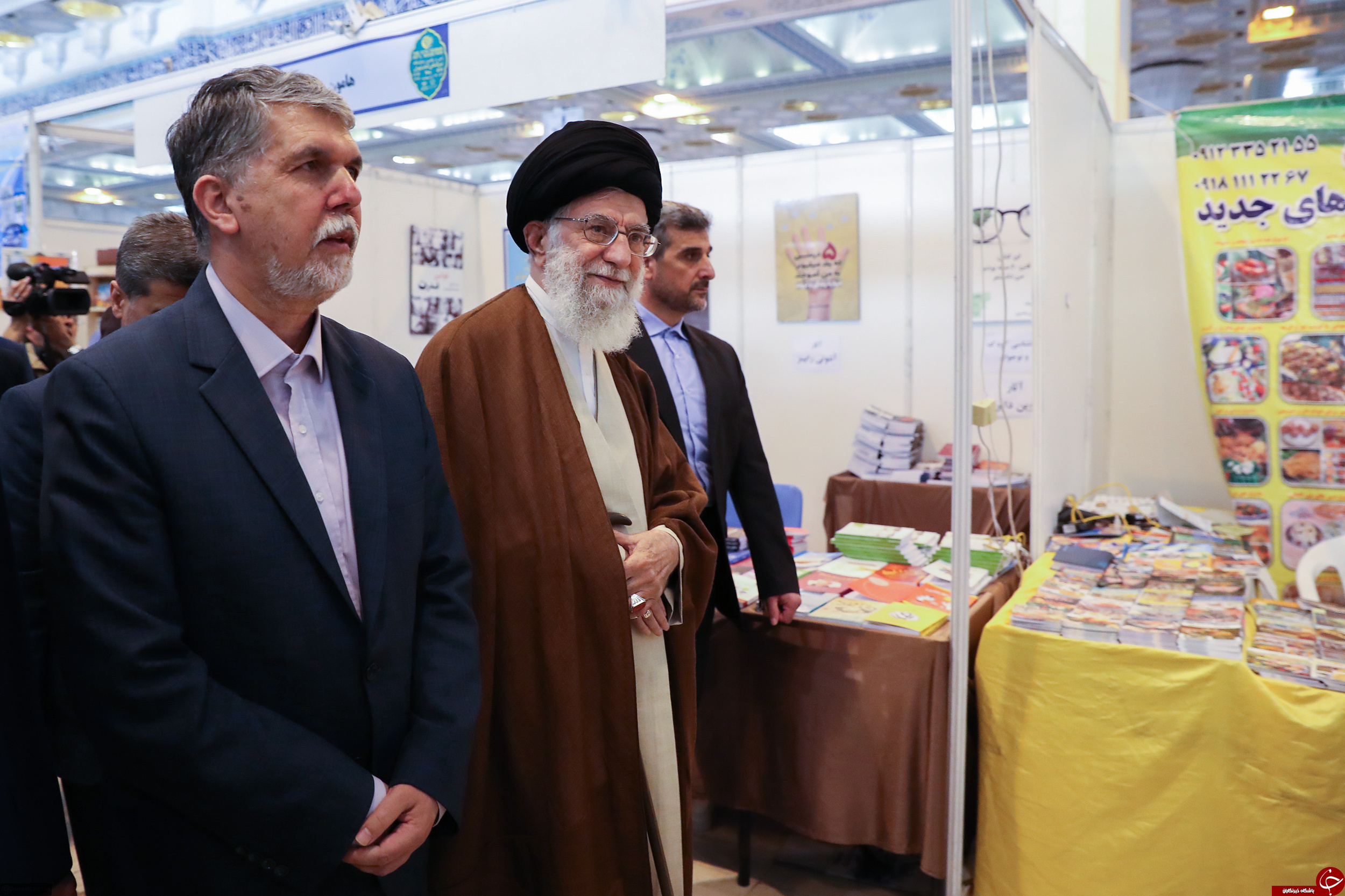 تصاویری از حضور رهبر انقلاب در نمایشگاه بین المللی کتاب تهران