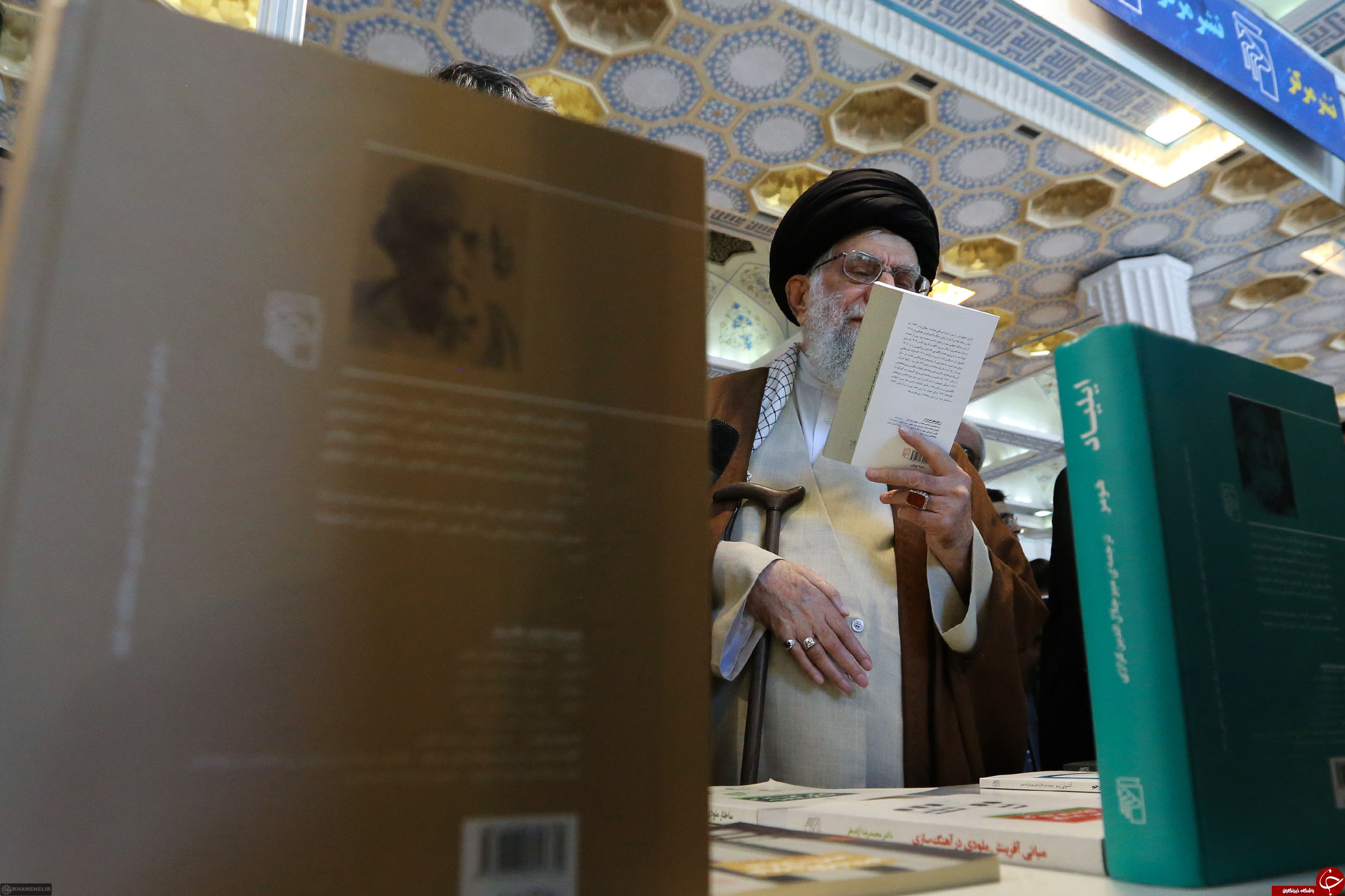 تصاویری از حضور رهبر انقلاب در نمایشگاه بین المللی کتاب تهران