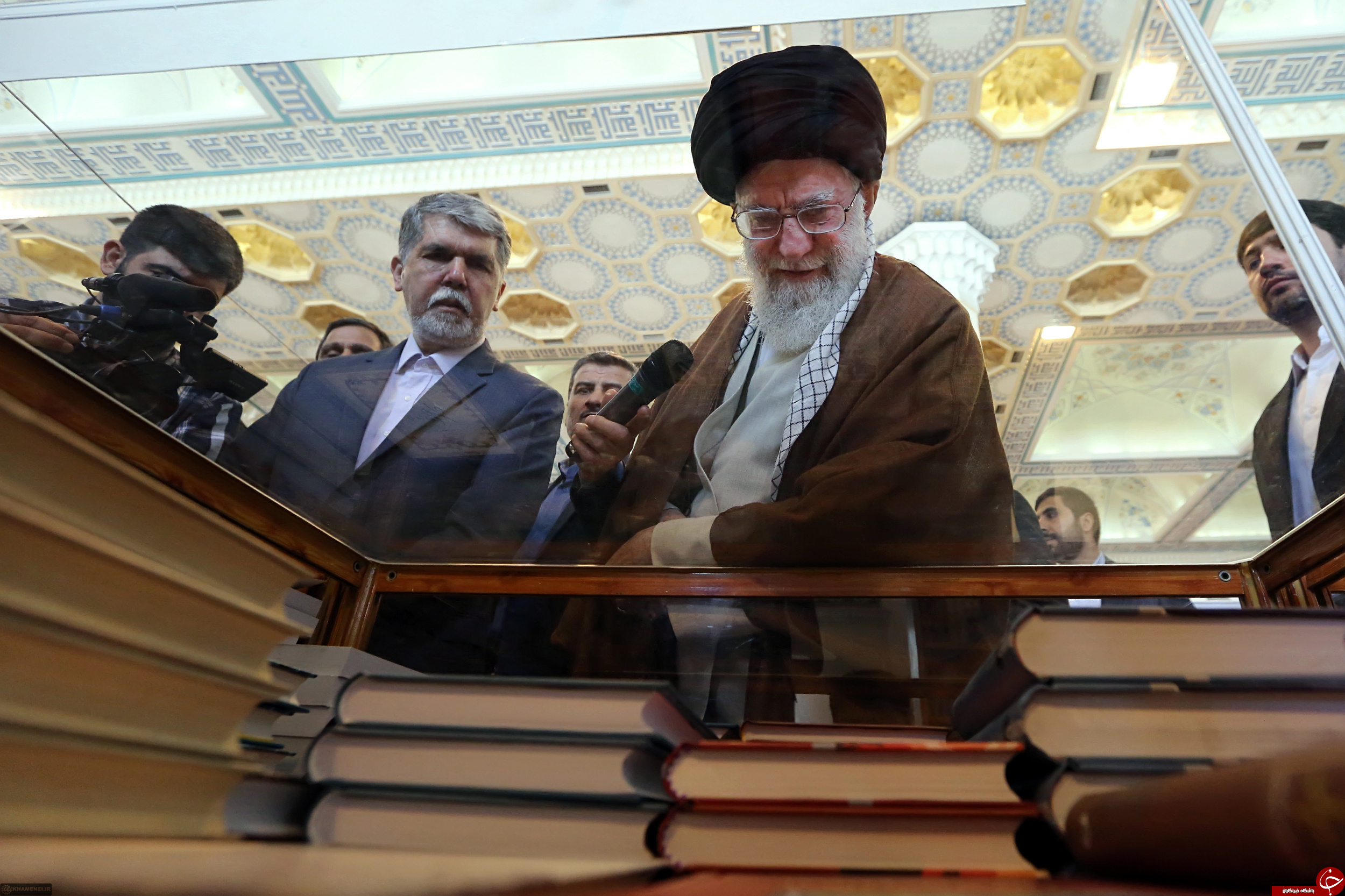 تصاویری از حضور رهبر انقلاب در نمایشگاه بین المللی کتاب تهران